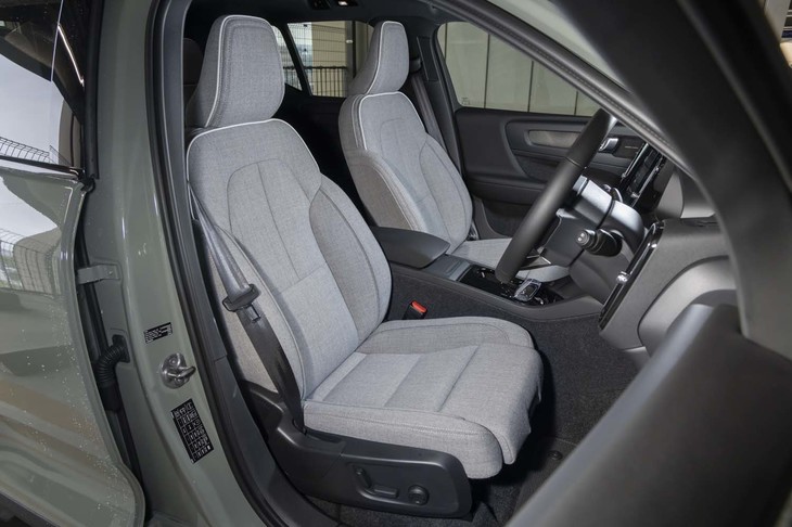 4WDモデルには「アルティメット」と呼ばれる、より豪華なトリムラインが組み合わされる。試乗車にはテイラードウールブレンドのシート表皮がチョイスされていた。