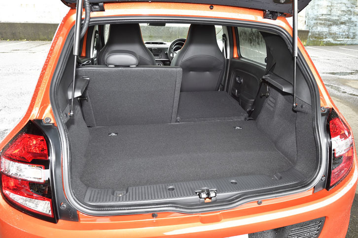 ラゲッジルームには十分なスペースが用意されている。リアシートには50：50の分割可倒機構が付く。
