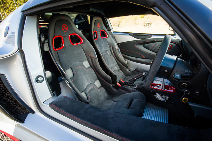 “380”シリーズに標準装備されるカーボン製スポーツシート。高いホールド性に加え、6kgの軽量化にも貢献している。