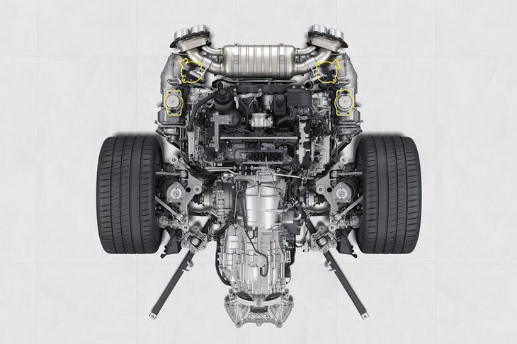 「ポルシェ911」シリーズのなかで最もベーシックな「911カレラ」に搭載される3リッターの水平対向6気筒ツインターボエンジンは、最高出力385PS/6500rpm、最大トルク450N・m/1950-5000rpmを発生。「911 GT3」は4リッターの水平対向6気筒自然吸気エンジンを採用する。