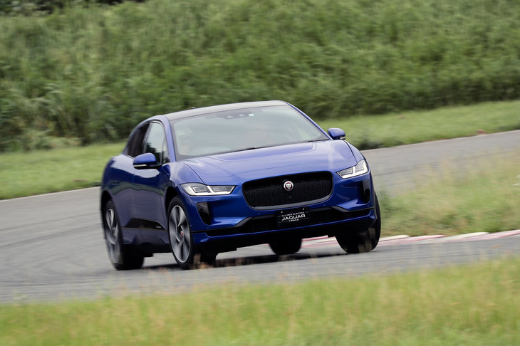 空力性能の高さも「Iペース」の特長のひとつ。必要に応じて開閉するフロントのアクティブベーンや、格納式のデプロイアブルドアハンドルの採用などにより、空気抵抗係数（Cd値）は0.29に抑えられている。