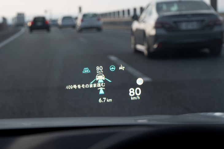 周囲の状態からハンズオフ走行が可能となると、ハンドルのインジケーターや、メーターおよびヘッドアップディスプレイの表示色が、グリーンからブルーに切り替わる。