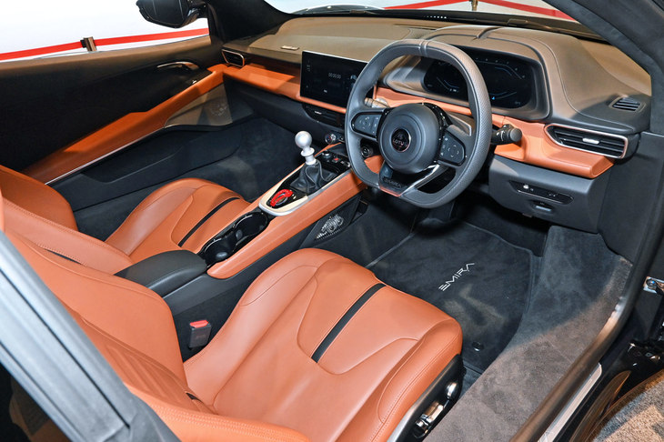 上質な内張りが目を引く「エミーラ」のインテリアは、既存のロータス車とは一線を画すもの。ライバルと伍（ご）して戦うためには、こうした部分も重要となるのだ。