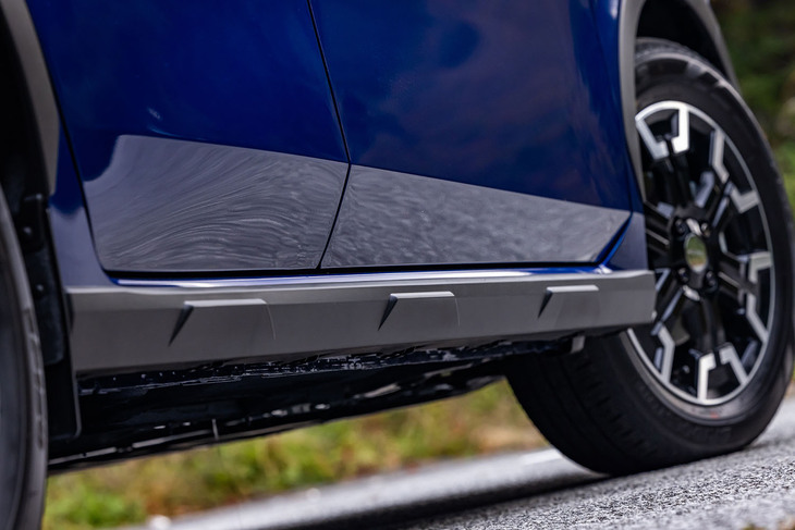 従来モデルと同様に、ブラックのホイールアーチガーニッシュやサイドシルプロテクターを採用。台形のモチーフを入れて力強さとダイナミックさを演出している。