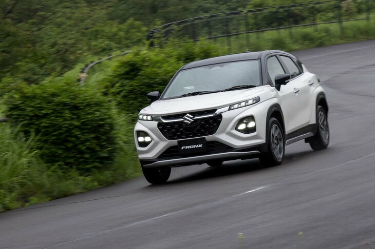 日本仕様には、他のマーケットでは設定のない4WD車も用意。プロペラシャフトにダイナミックダンパーを採用したり、リアデフの取り付け箇所に防振ゴムを使ったり……と、快適性に影響がないよう工夫がなされている。