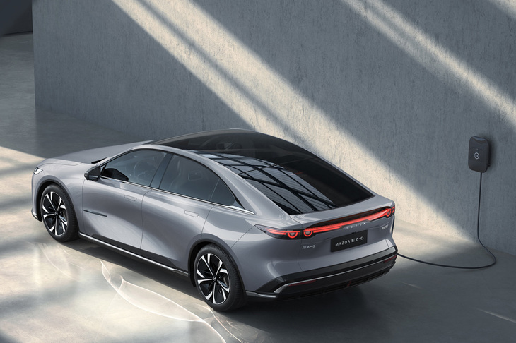 「マツダEZ-6」のBEVは一充電で最高約600km、PHEVは1回の給油で1000km以上の走行可能距離を想定する。