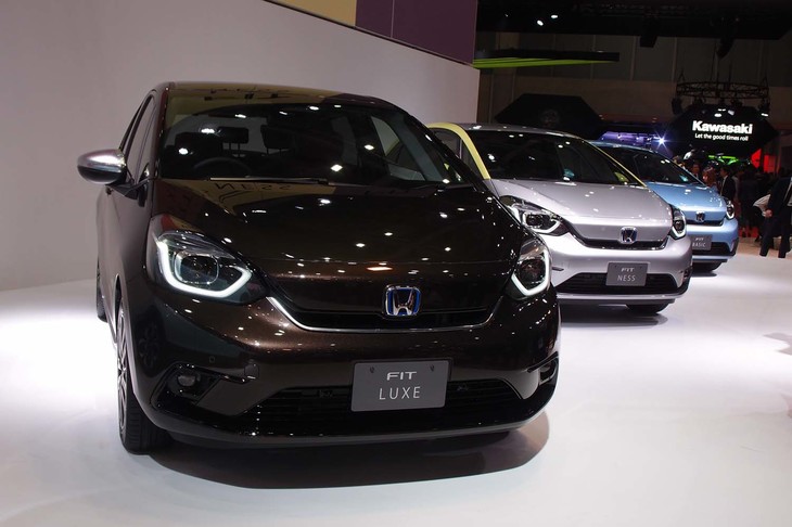 会場に並んだ、さまざまなグレードの「フィット」。