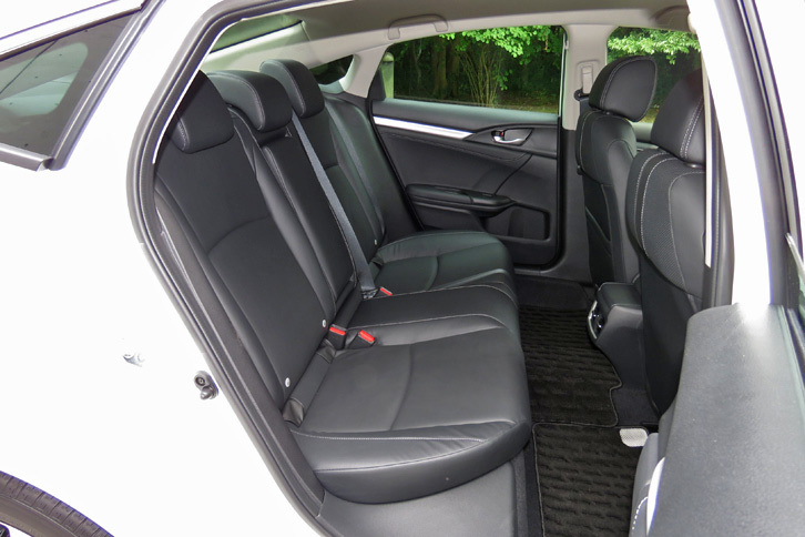 ホンダ・シビックセダン（リアシート）