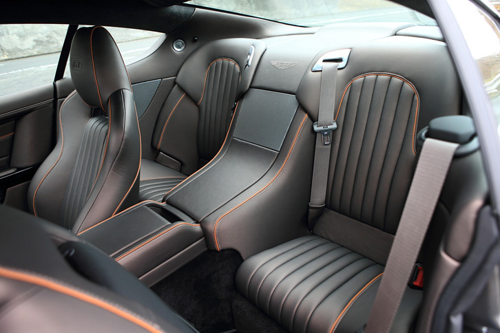 
	リアシートはセンターコンソールで左右に仕切られた2人乗り。
	