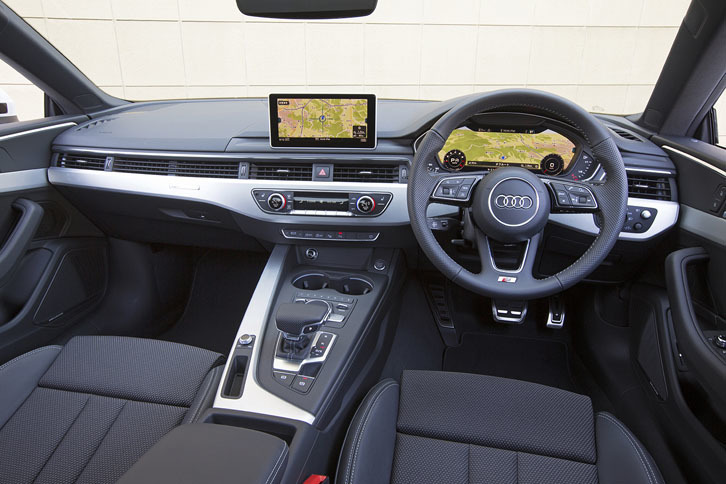 横方向に伸びるエアベントで水平基調のデザインが強調されたインテリア。インストゥルメントパネル全体が宙に浮いているかのような演出がなされている。