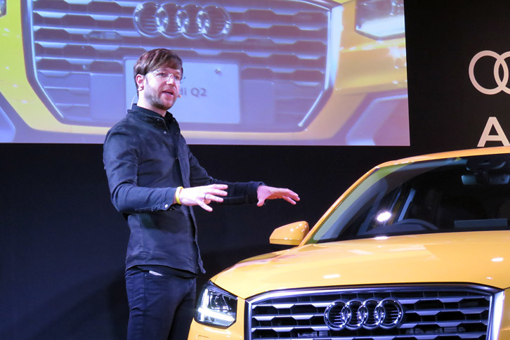 「アウディQ2」の発表会において、同車の特徴を説明するマティアス・フィンク氏。