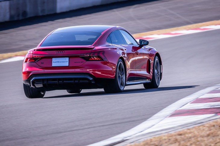 「RS e-tron GT」の0-100km/h加速タイムは3.3秒、最高速は250km/h。参考までに0-100km/h加速は、最高出力625PSの4.4リッターV8ツインターボを搭載する「BMW M5コンペティション」と同じタイムとなる。