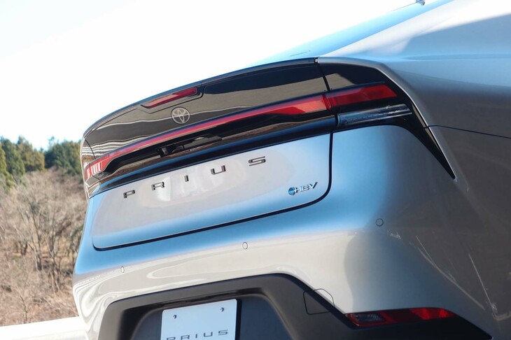 真一文字のデザインが印象的なリアコンビランプ。その下方には、ハイブリッドモデル専用の「HEV」エンブレムが装着される。