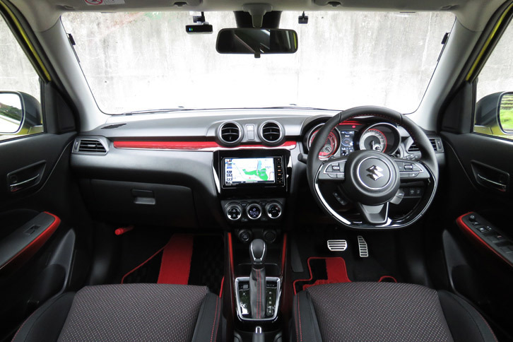 スズキ・スイフトスポーツ（AT車のインストゥルメントパネルまわり）