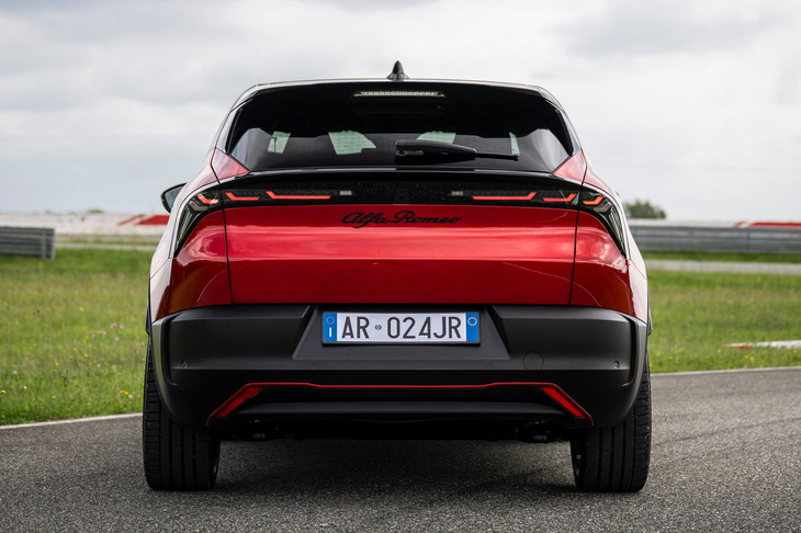 「ヴェローチェ」には「センピオーネ ホワイト」「トルトーナ ブラック」「ブレラ レッド」「ナヴィッリ ブルー ティール」「アレーゼ スティール」「スカラ アイボリー」の6種類の外装色が用意される。