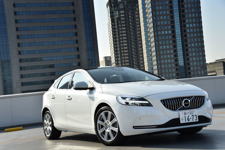 「ボルボV40」には、テスト車の「クリスタルホワイトパール」を含む全13色のボディーカラーが用意される。