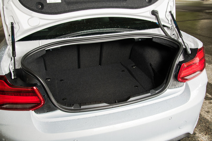 トランクルームの容量は390リッター。リアシートの背もたれは6：4に分割して倒すことができる。