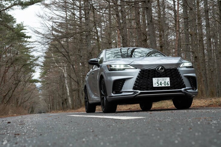 減衰力可変ダンパー「AVS」を標準装備。減衰力は「ノーマル」「スポーツ」の2段階に切り替え可能で、“Fスポーツ パフォーマンス”専用セッティングが施されている。