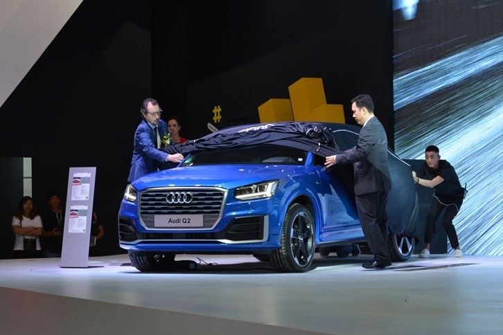 アウディがアンベールで紹介したのは「Q2」。一段高いメインステージには、そのQ2と「TT」が飾られた。また、ブースの一画にはアウディ スポーツのスペースが用意され、そこには「R8」が置かれていた。