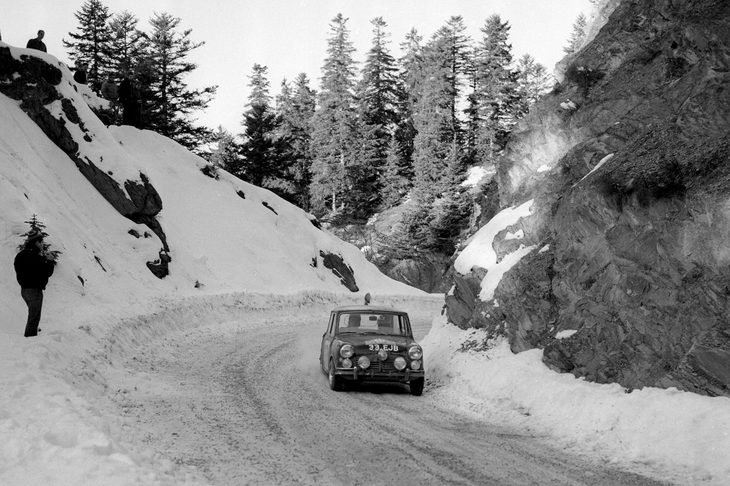 1964年のモンテカルロ・ラリーで優勝したヘンリー・リドン／パディ・ホプカーク組の「ミニクーパーS」。ティモ・マキネンやラウノ・アールトネンも、ミニを駆って同ラリーで優勝している。