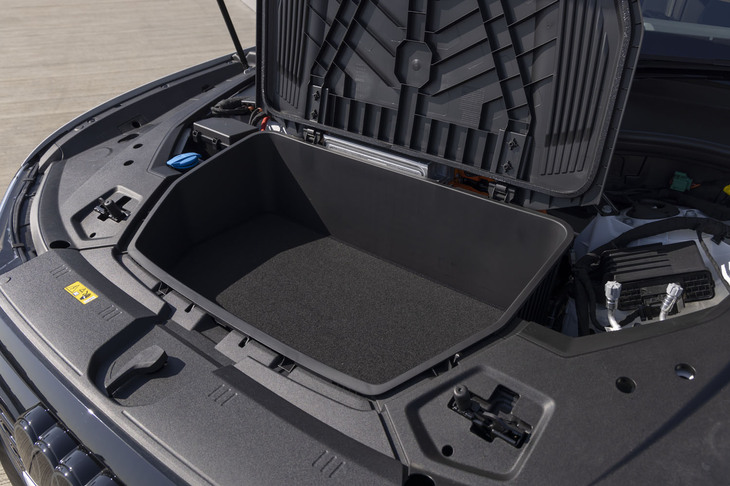 ボンネットの下にも容量60リッターの収納スペースが用意されている。