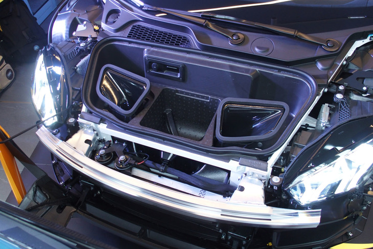 ランボルギーニ・ウラカンSTO（フロントカウル内部）