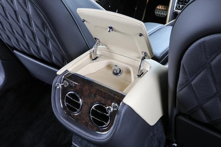 ダッシュボードに装着されるものと同じエアコンの吹き出し口を、リアシート用にも採用。上部には小物入れと、その中にシガーライターを装備する。