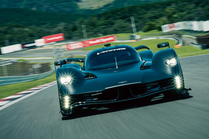 富士スピードウェイのレーシングコースを疾走する「アストンマーティン・ヴァルキリーAMR Pro」。