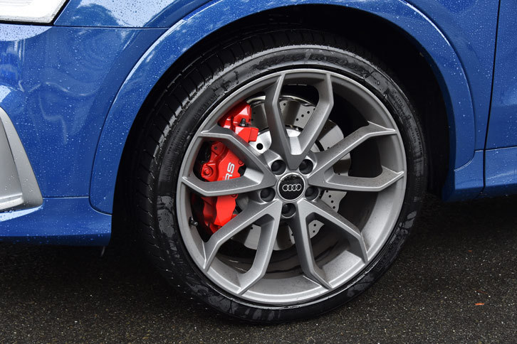 タイヤサイズは255/35R20。アルミホイールのデザインには、マットチタンルックの5ツインスポーク（写真）と、切削研磨の施された5スポークの2種類が用意される。