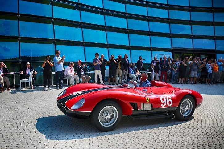 マラネッロの市街地で行われたフェラーリパレードの様子。