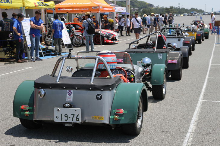 レーシングカーおよび「スーパーセブン」の同類車による最速のRクラス（出走12台）のスタートを待つスーパーセブン群。