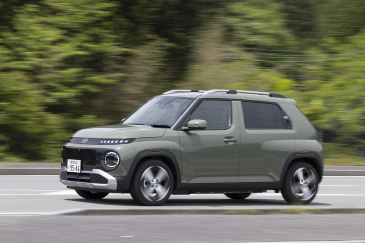 ドライブトレインはFWDのみの設定。「ラウンジ」と「ヴォヤージュ」はフロントに最高出力115PS、最大トルク147N・mのモーターが積まれる。