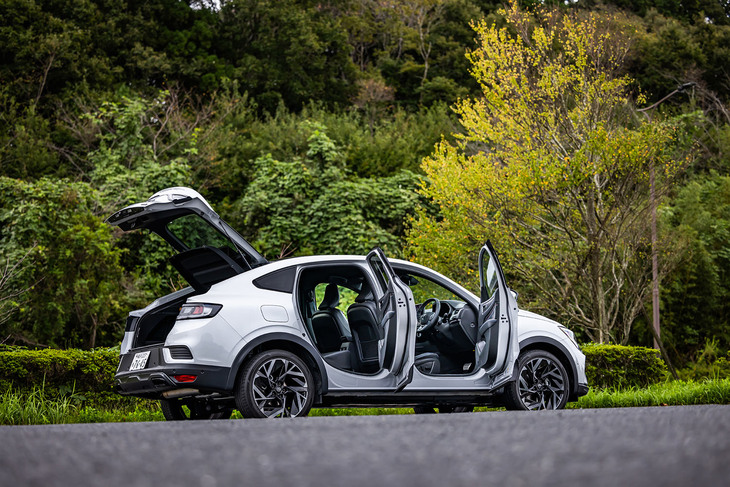 全長×全幅×全高＝4570×1820×1580mmのボディーサイズや、2720mmのホイールベースは従来型と共通。車重はフルフルハイブリッド車が1470kg、マイルドハイブリッド車は90kg軽い1380kgとなる。