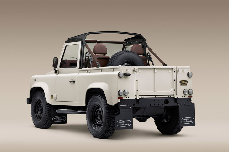 クラシックディフェンダー ワークスV8ムロマチエディション（写真はソフトトップを下げた状態の「90」。次写真も同じ）