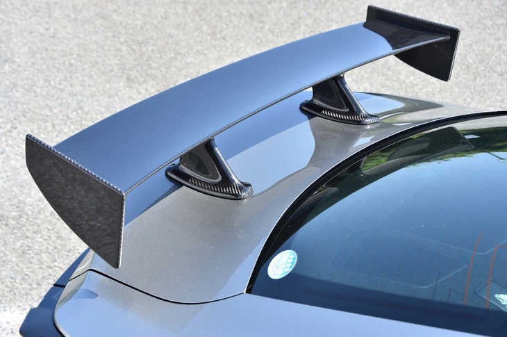 “パフォーマンスパッケージ”のリアエンドには、“F”のロゴが浮かび上がる、カーボン製の固定式リアウイングがそそり立つ。他グレードの格納式ウイングに比べ、空気抵抗は2％低減されている。