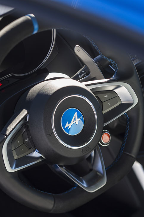 ステアリングホイールはボトム部分がフラットな形状な“Dシェイプ”タイプ。その背後にはステアリングコラム固定式のシフトパドルが備わる。