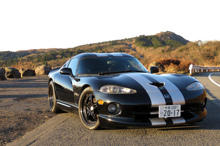 箱根はターンパイクの白銀展望駐車場にて、ご来光に浴す「ダッジ・バイパー」。