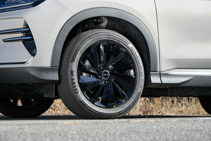 タイヤサイズは前後とも19インチ。この試乗車はインドネシアのタイヤメーカーであるGiti（ジーティー）の「ジーティー コントロールP10」を履いていた。高い静粛性やグリップ力が売りのハイパフォーマンスタイヤに属するようだ。