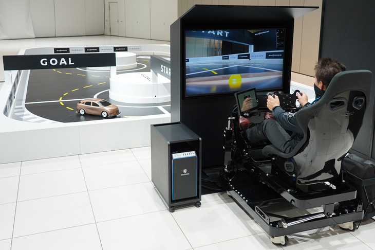 「e-4ORCE」ラジコンカーのシミュレーター。