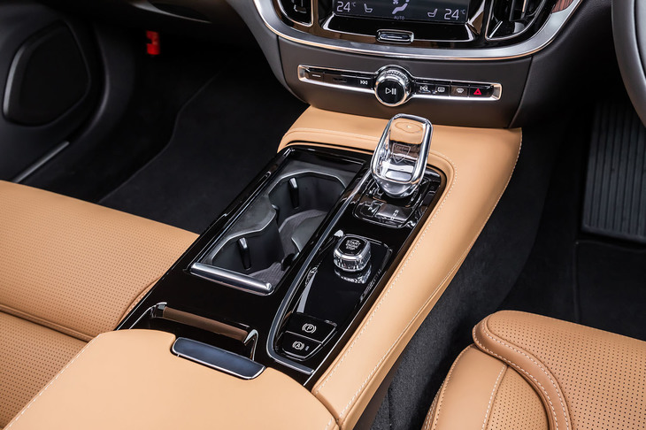 スウェーデンのオレフォス社が手がけるクリスタル製のシフトノブは、最上級グレードの「インスクリプション」にのみ装備。従来型ではスタート／ストップスイッチの下にドライブモード選択スイッチが備わっていたが、最新型では廃止されている。