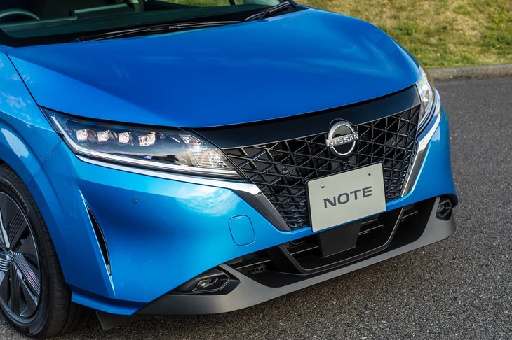 新世代の「Vモーショングリル」が採用されたフロントまわり。4連LEDを採用したプロジェクターヘッドランプも目を引く。