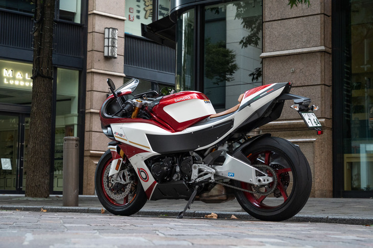 イタリアの独創的なバイクメーカー、ビモータのスーパースポーツモデル「KB4」。デザインだけでなく動的なキャラクターもユニークで、同じエンジンを搭載する「カワサキ・ニンジャ1000SX」より42kgも軽く、50ｍｍも軸間距離が短い。