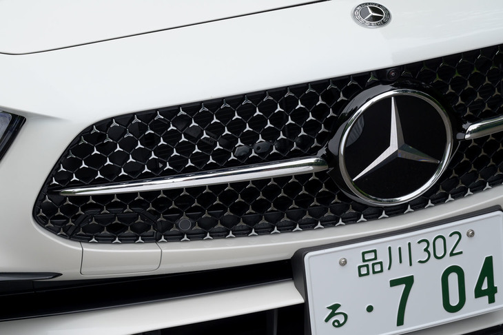 エクステリアでは、新たに採用された「スターパターングリル」が特徴。グリル内にスリーポインテッドスターの模様がちりばめられている。