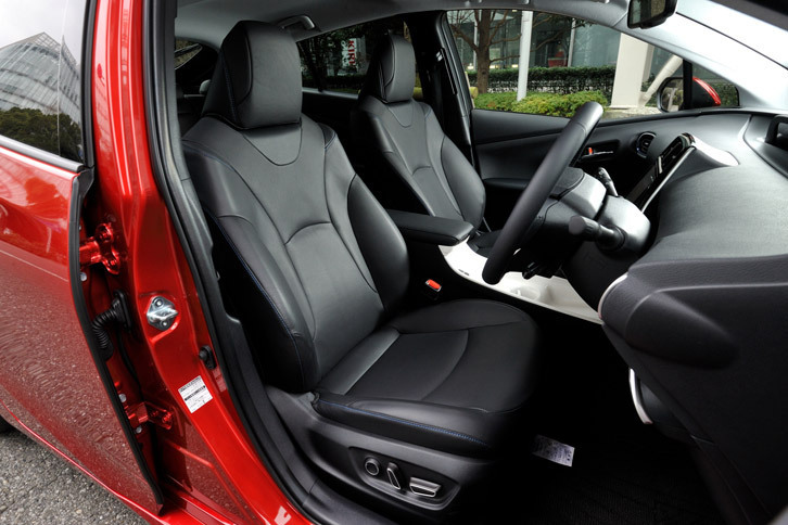 「Aプレミアム」と「Aプレミアム“ツーリングセレクション”」のシート表皮はいずれも本革。フロントシートには電動調整機構が備わる。