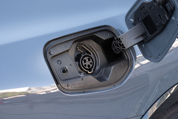 充電口は左のリアフェンダーパネルに配置。長さ7.5mの充電ケーブルに加え、ここからバッテリーの電気を取り出す際に用いる、専用変換アダプター「ヴィークルパワーコネクター」も標準装備される。