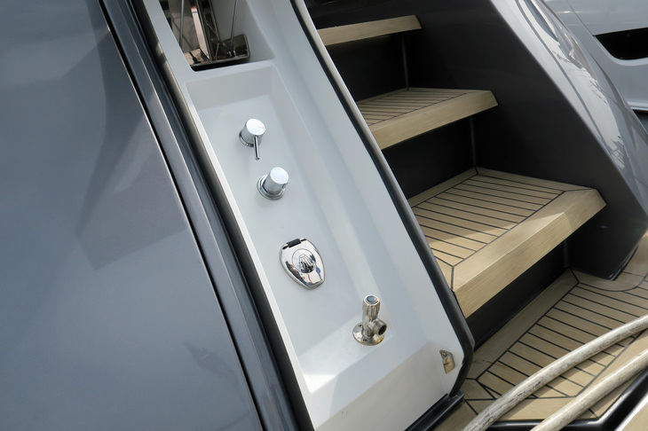 リアデッキのシャワー。