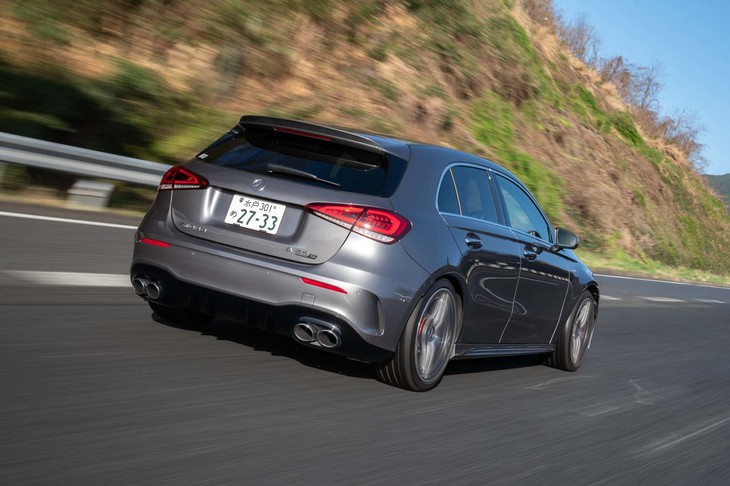 サスペンションはフロントがマクファーソンストラット式でリアがマルチリンク式。可変減衰ダンパーの「AMGライドコントロールサスペンション」はオプションの「AMGパフォーマンスパッケージ」に含まれている。