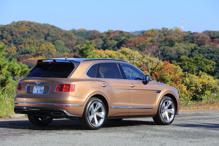 試乗車のボディーカラーは「ベンテイガブロンズ」。
