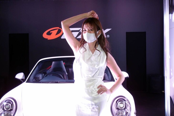 ソフト99のカーコーティングが施された「ポルシェ911カレラ」と、ブースを彩るコンパニオン。