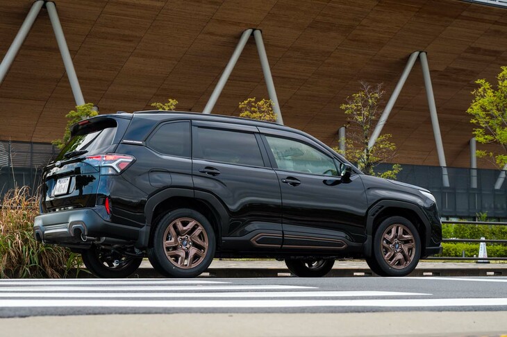 2025年4月に日本で正式発表された6代目「フォレスター」。従来型より「スバルグローバルプラットフォーム」を受け継ぎつつ、ボディーはフルインナーフレーム構造に刷新。ハイブリッド車の設定もトピックとなっているが、今回の試乗車は1.8リッターターボの純エンジン車である。